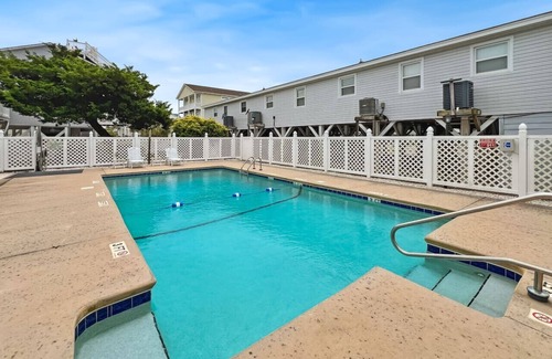 Ocean Isle Beach Apartment | Ocean View with Pool and Sundeck