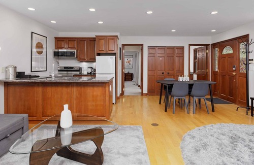 West Vancouver House | Ocean view1 BR vacation suite