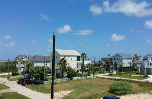 Galveston House | --OCEAN VIEWS ---3-MINUTE-WALK TO THE BEACH ---Near MOODY GARDENS -Schlitter Bahn -Pleasure Pier -Fishing Pier