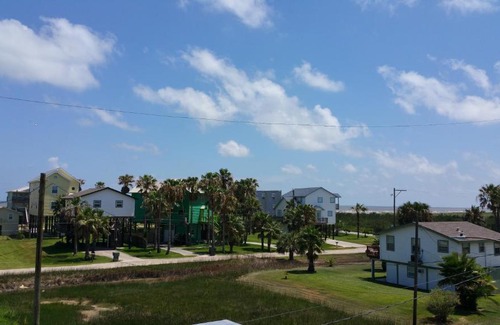 Galveston House | --OCEAN VIEWS ---3-MINUTE-WALK TO THE BEACH ---Near MOODY GARDENS -Schlitter Bahn -Pleasure Pier -Fishing Pier
