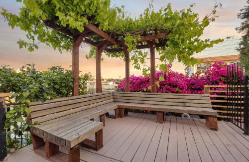 Middletown House | Ocean Views and City Oasis House