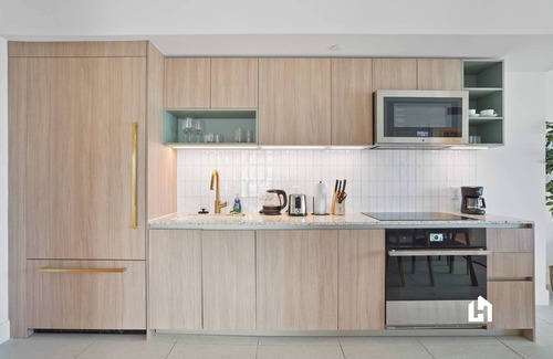 Downtown Miami Condo | Ocean Views, Downtown Vibes, Poolside Relaxation