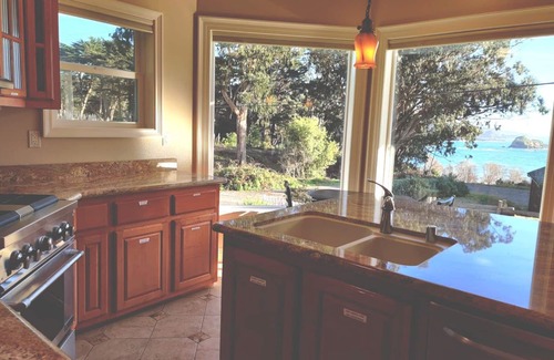 Little River House | OCEAN VIEWS - Gourmet Kitchen - BEACH ACCESS - Short Walk - Sleeps 4