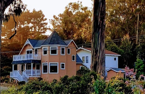Little River House | OCEAN VIEWS - Gourmet Kitchen - BEACH ACCESS - Short Walk - Sleeps 4