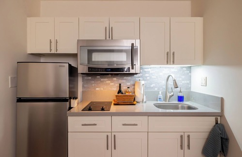 Downtown Honolulu Condo | Ocean Views in Downtown Honolulu Studio with full kitchen, separate living room