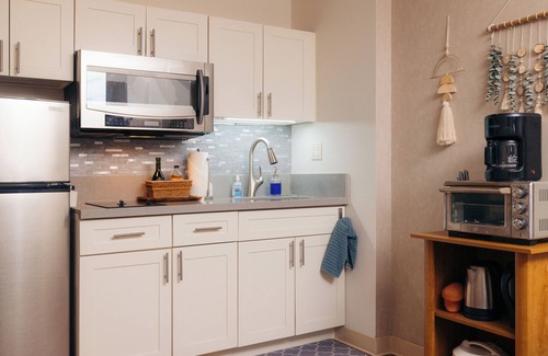 Downtown Honolulu Condo | Ocean Views in Downtown Honolulu Studio with full kitchen, separate living room