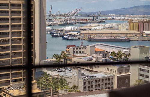 Downtown Honolulu Condo | Ocean Views in Downtown Honolulu Studio with full kitchen, separate living room