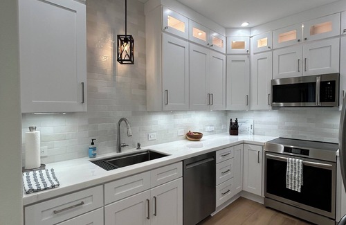 Huntington Beach Condo | Ocean Views! Newly remodeled 2 bd, 2 ba Ocean Front Condo, Easy Beach Access AC