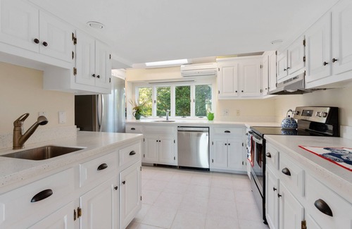 Chatham House | Ocean views, path to beach, short walk to lighthouse and town, sleeps 12