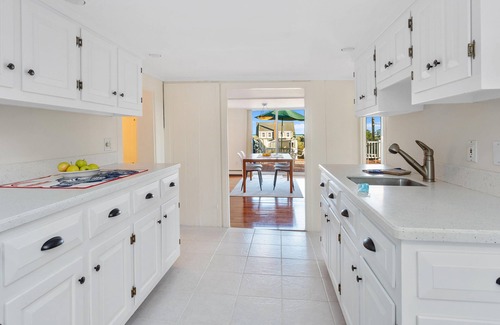 Chatham House | Ocean views, path to beach, short walk to lighthouse and town, sleeps 12