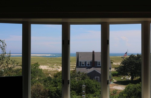 Chatham House | Ocean views, path to beach, short walk to lighthouse and town, sleeps 12