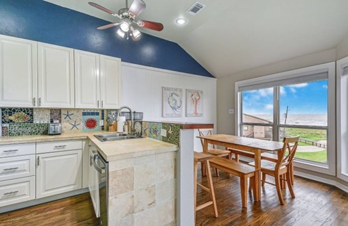 Galveston House | OCEAN VIEWS! Steps away from the sand! Arcade/Newly Remodeled!