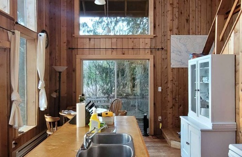 Powell River Cabin | Ocean Views & Sunset Beach Cabin with soaker tub & fire pit