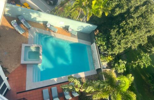 Alexandra Headland Apartment | Ocean Views - Top floor