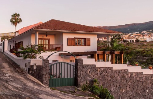 La Mancha Apartment | Ocean/volcano views, terrace, wifi, concierge [B]