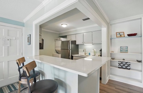 Demere Park Condo | Ocean Walk H-16 : New Appliances : Walk to Pier Village