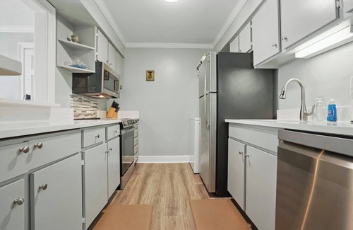 Demere Park Condo | Ocean Walk H-16 : New Appliances : Walk to Pier Village