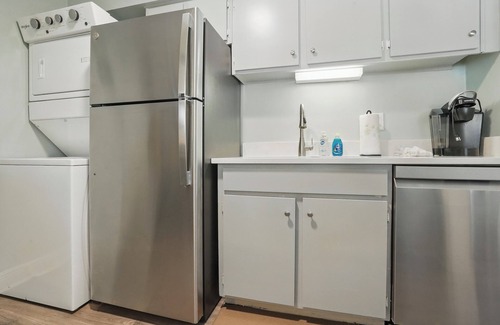 Demere Park Condo | Ocean Walk H-16 : New Appliances : Walk to Pier Village