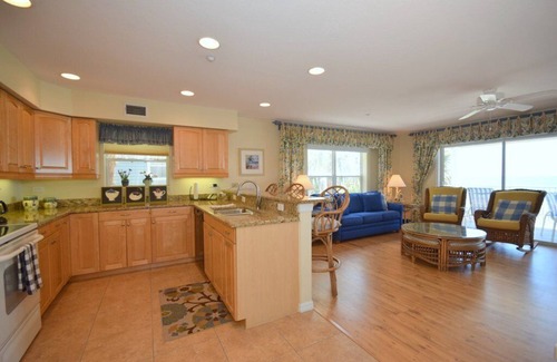 Indian Rocks Beach Condo | Ocean Way Beach Front Unit 201 2/2 Bedroom & Bath/Free wifi/Parking/Free Beach equipment
