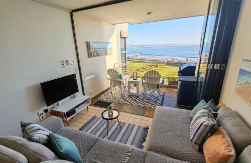 Durban Point Apartment | OCEAN WHISPER I - Back up power, 2 Adults & 2 Kids, Sea facing