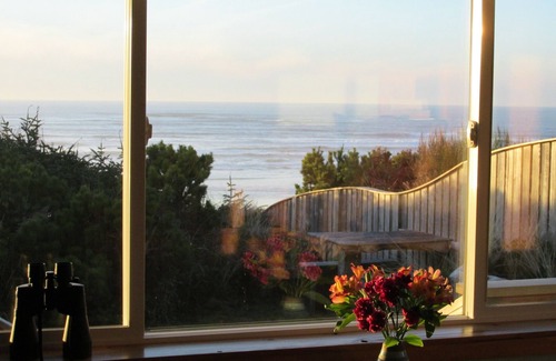 Newport Apartment | Ocean Wind Retreat, Oceanfront, romantic, ideal for couples, pet friendly