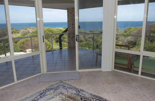 Warnbro House | Oceana Sunset - Beachfront family friendly holiday home with amazing ocean views