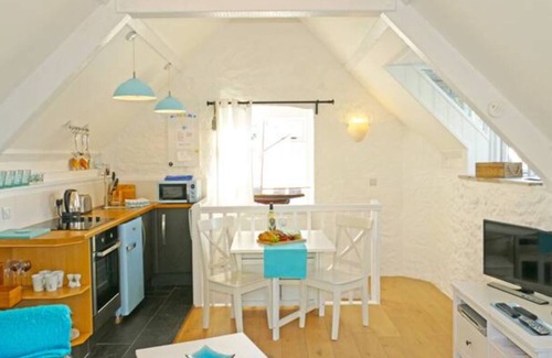 Bonchurch Cabin | Oceanblue: The Hideaway