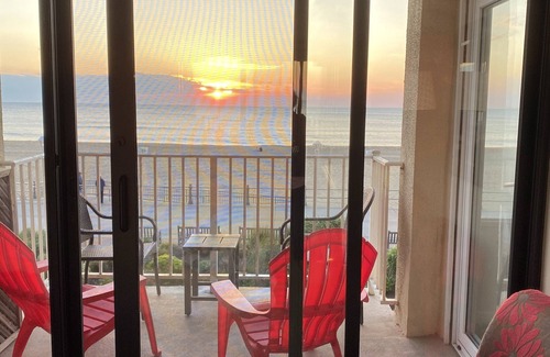 Northeast Virginia Beach Condo | Oceanfront 2 bedroom condo