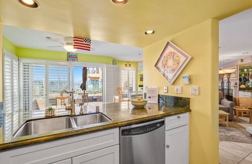 Townsite Condo | Oceanfront 2BR/2BA Condo in Oceanside with Amazing Beach Access has AC!