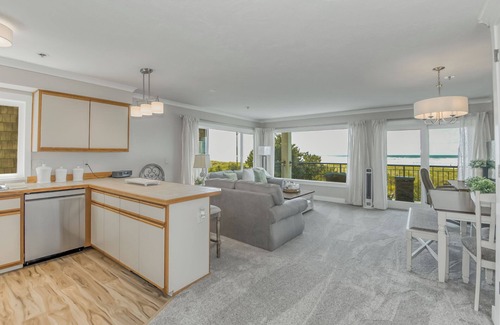 Seaside Condo | Oceanfront 2rd floor Balcony 2 blocks to Turnaround-Work Remotely