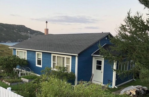Newfoundland House | Oceanfront 3 bedroom Bungalow. in a beautiful cove just 1.5 hrs from St. John's.