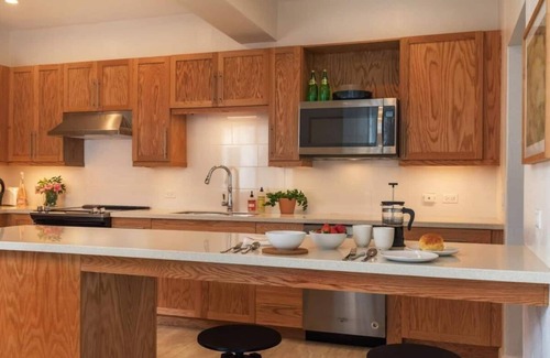 Sandys Apartment | Oceanfront 3bed w/Private Patio & Garden - 4B