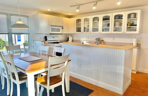 Hyannis Condo | Oceanfront 3BR condo. 1600 sq ft of extended stay! Weekly and Monthly discounts!