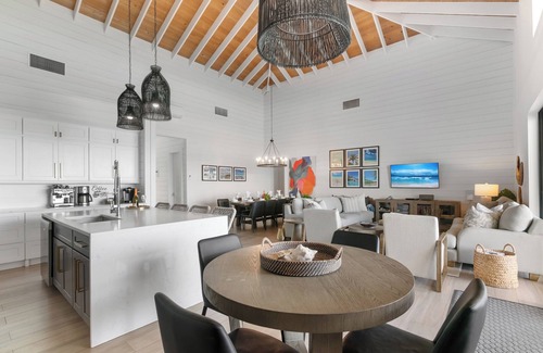Jimmy Hill House | Oceanfront 5BR Luxury Villa with Heated Infinity Pool Hammocks and Ocean Bar
