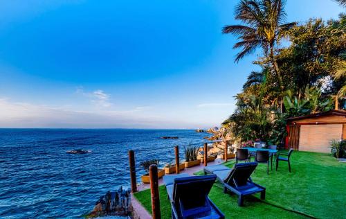 Boca de Tomatlan Villa | Oceanfront 5BR Up to 16 pax