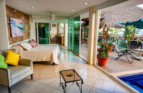 Boca de Tomatlan Villa | Oceanfront 5BR Up to 16 pax