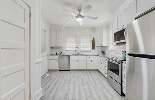 Golden Mile House | Oceanfront 6 bedroom - Dog Friendly - Near Village Square & Downtown