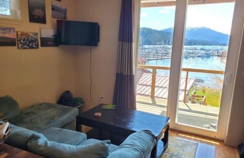 Juneau Apartment | Oceanfront Apartment w/water access