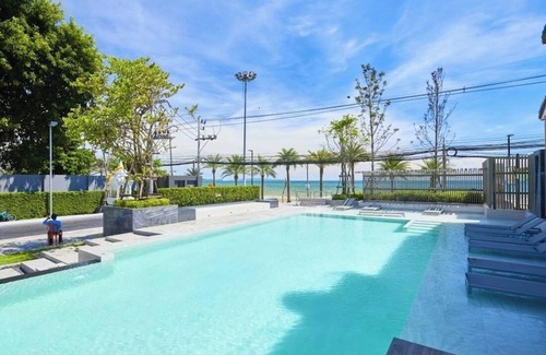 Na Kluea Apartment | Oceanfront APT Jomtien Beach (Right Outside)