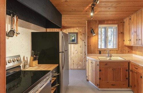 Roads End House | Oceanfront Beach Cottage w/High-End Mid-Century Furnishings in Roads End