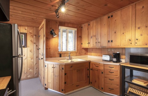 Roads End House | Oceanfront Beach Cottage w/High-End Mid-Century Furnishings in Roads End