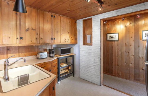 Roads End House | Oceanfront Beach Cottage w/High-End Mid-Century Furnishings in Roads End