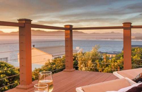 De Kelders House | Oceanfront bungalow 3 br 2ba WiFi, fireplace, modern kitchen, Solar with backup