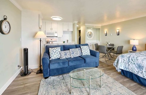 Logsden Condo | Oceanfront Condo - Easy Beach Access - Pool and Hot Tub!
