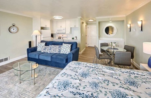 Logsden Condo | Oceanfront Condo - Easy Beach Access - Pool and Hot Tub!