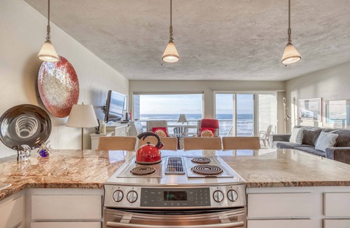 Newport Condo | Oceanfront Condo in the Heart of Nye Beach-Steps to the Best Restaurants!