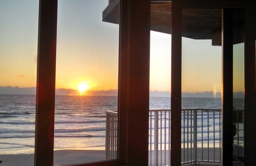 Daytona Beach Shores Condo | Oceanfront Condo-Non-Driving Beach-Pool-Free Wifi/Parking-Bikes-Beach Equipment.