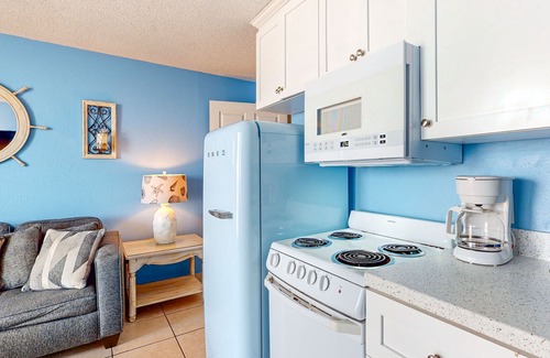 Lenox Park Condo | Oceanfront condo with pool, hot tub, balcony, game room, and fitness room