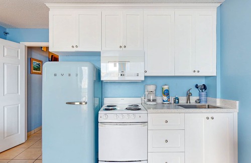 Lenox Park Condo | Oceanfront condo with pool, hot tub, balcony, game room, and fitness room
