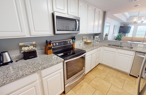 Tybee Island Condo | Oceanfront condo w. community pool + beach access.